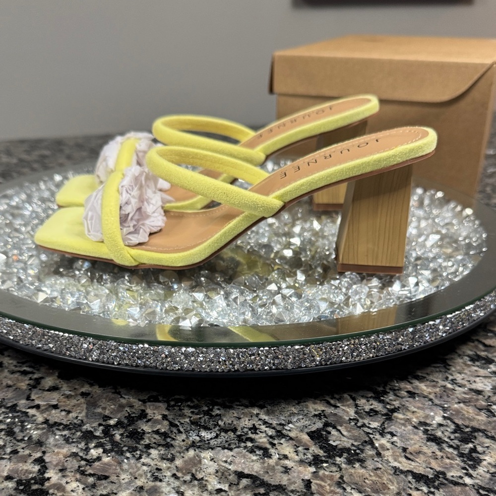 Journee Collection Yellow square toe Heels with wood grain heel NEW 7